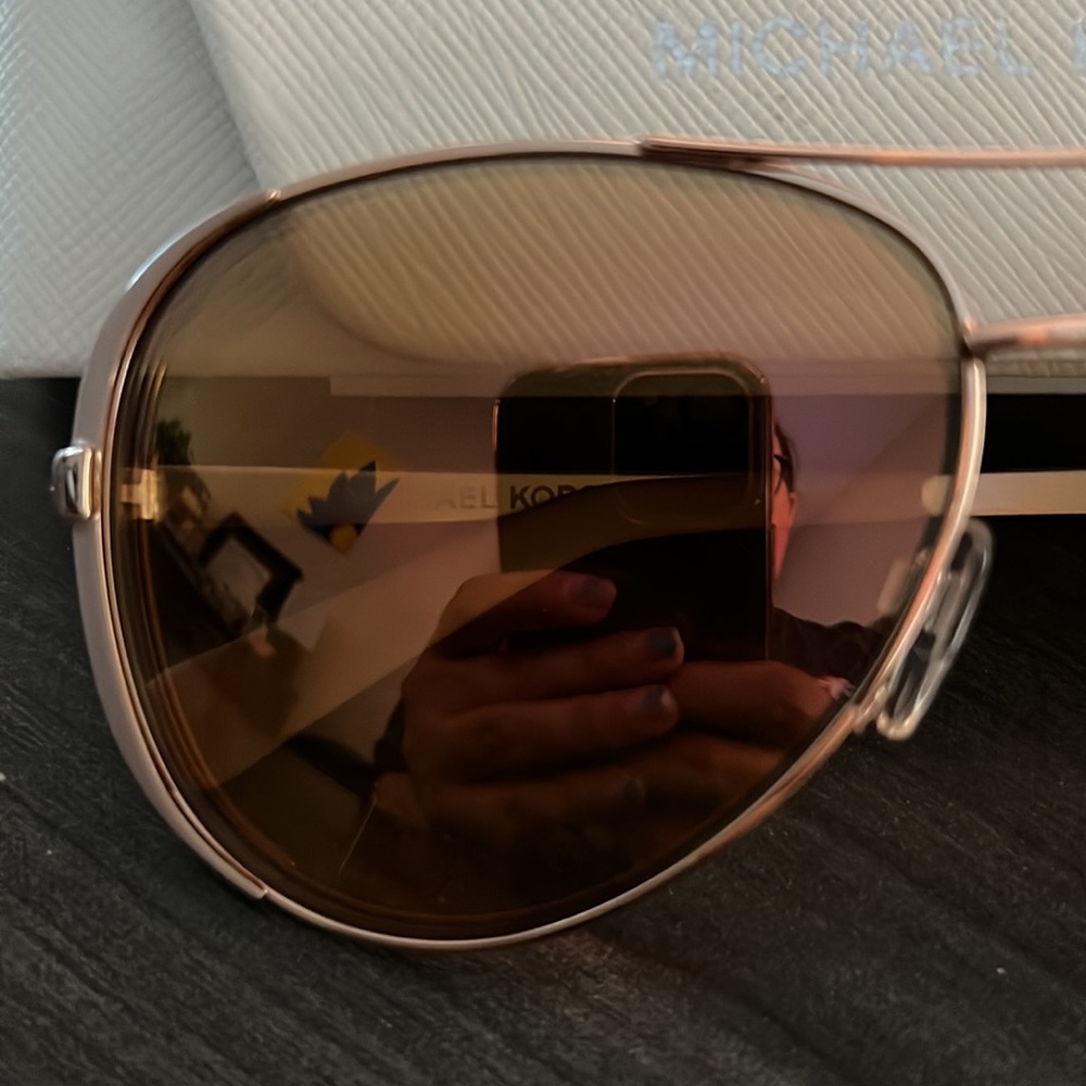 Michael Kors Chelsea Aviator sunglasses in rose gold - Picture 3 of 5